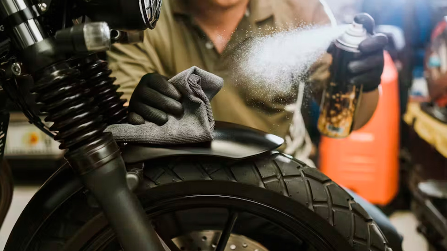 Consejos prácticos para limpiar la cadena de tu motocicleta. - Kmoto